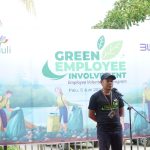 Senior Manager Keuangan, Komunikasi dan Umum PLN UID Suluttenggo W. Gautama saat menyampaikan sambutan dalam pembukaan program Green Employee Involvement PLN di Kampung Nelayan, Palu, Sulawesi Tengah, Rabu (5/6).