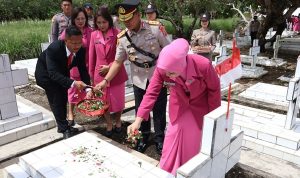 Sambut Hari Bhayangkara ke-78 pada 1 Juli 2024 mendatang, Polda Sulawesi Utara (Sulut) melaksanakan upacara ziarah rombongan dan tabur bunga di laut. Upacara dipimpin langsung oleh Kapolda Sulut Irjen Pol Yudhiawan, Kamis (27/6).