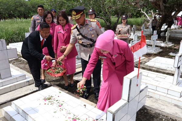 Sambut Hari Bhayangkara ke-78 pada 1 Juli 2024 mendatang, Polda Sulawesi Utara (Sulut) melaksanakan upacara ziarah rombongan dan tabur bunga di laut. Upacara dipimpin langsung oleh Kapolda Sulut Irjen Pol Yudhiawan, Kamis (27/6).