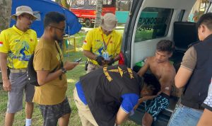 Tourist Police Polres Pesisir Barat Beri Pertolongan Kepada Atlit Surfing