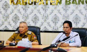 Wakil Bupati Banggai Drs. H. Furqanuddin Masulili, MM. (kiri) memimpin rapat koordinasi percepatan pemulihan kelistrikan Luwuk, Banggai bersama Manajer PLN Unit Pelaksana Pelayanan Pelanggan (UP3) Luwuk (kanan)