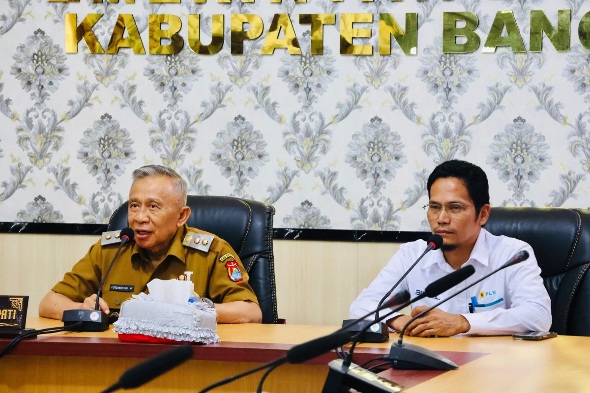 Wakil Bupati Banggai Drs. H. Furqanuddin Masulili, MM. (kiri) memimpin rapat koordinasi percepatan pemulihan kelistrikan Luwuk, Banggai bersama Manajer PLN Unit Pelaksana Pelayanan Pelanggan (UP3) Luwuk (kanan)
