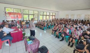 Kapolsek Pineleng, IPTU Ronald Hinonaung melaksanakan kegiatan sosialisasi dan deklarasi anti perundungan dan kekerasan di Aula SMP Negeri 1 Pineleng di Desa Warembungan, Kecamatan Pineleng, Kabupaten Minahasa, Jumat (19/7/2024).