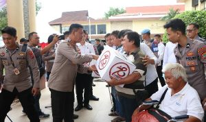 Polda Sulawesi Utara melaksanakan penyerahan bantuan sosial ke berbagai elemen masyarakat yang membutuhkan, menyambut Hari Bhayangkara ke-78.