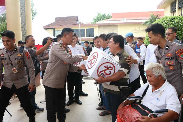 Polda Sulawesi Utara melaksanakan penyerahan bantuan sosial ke berbagai elemen masyarakat yang membutuhkan, menyambut Hari Bhayangkara ke-78.