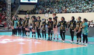 Pemain Jakarta Electric saat bersiap menghadapi Jakarta Pertamina Enduro pada putaran kedua babak final four PLN Mobile Proliga 2024 di GOR Jatidiri, Semarang, Jawa Tengah pada Sabtu (13/7).