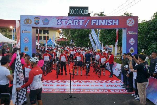 Ratusan peserta meramaikan event Hari Bhayangkara Gowes Presisi yang digelar Polda Sulawesi Utara.