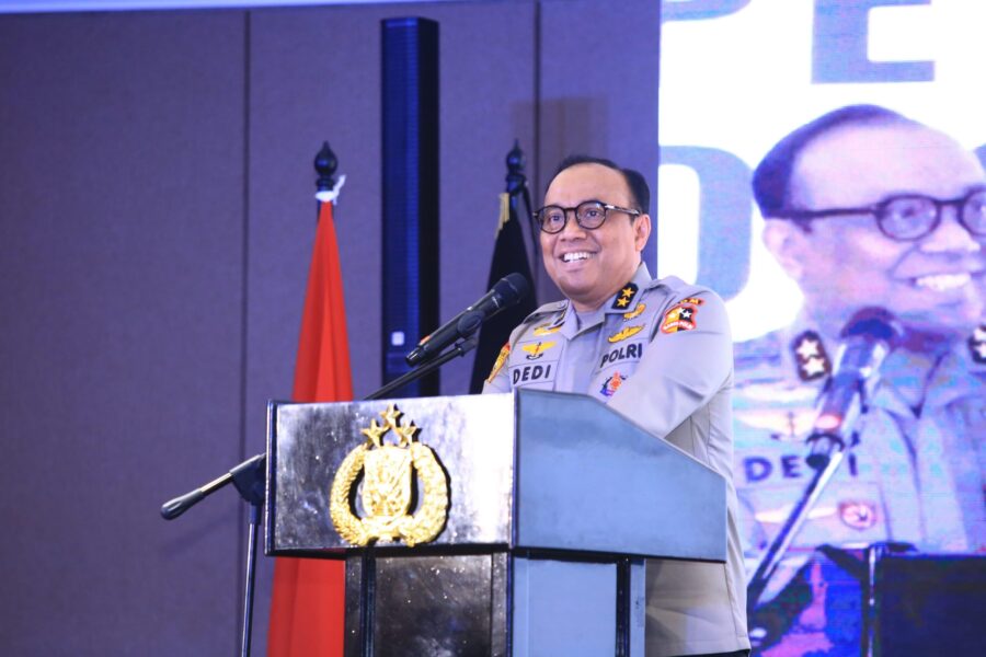 Irjen Pol Dedi Prasetyo Polri merekrut 45 orang calon perwira untuk memerangi kejahatan siber. 45 Calon perwira ini terdiri dari 38 pria dan 7 wanita.