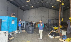 Kondisi Workshop di mana mesin pembangkit yang mengalami gangguan dalam proses perbaikan oleh teknisi (04/07)