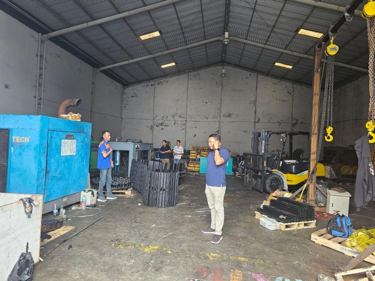 Kondisi Workshop di mana mesin pembangkit yang mengalami gangguan dalam proses perbaikan oleh teknisi (04/07)