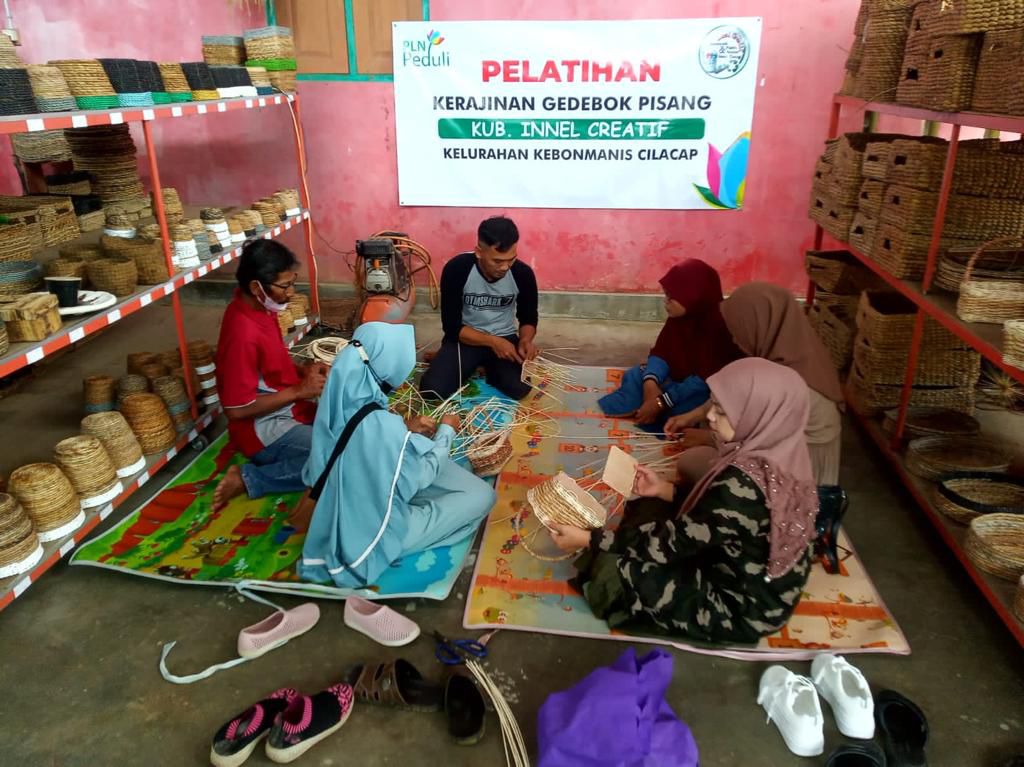 PT PLN (Persero) berhasil memberikan manfaat kepada 10.710 pelaku usaha mikro kecil menengah (UMK), lebih dari 600 ribu masyarakat, dan menyerap 27 ribu lebih tenaga kerja sepanjang 2023.