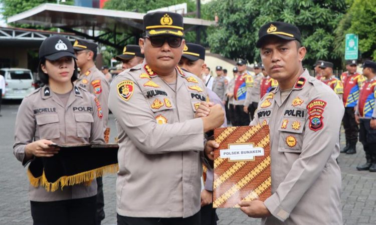 Kapolresta Manado, Kombes Pol Julianto Sirait, menggelar acara pemberian penghargaan di Polresta Manado.