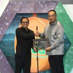 Mewakili Direktur Utama PLN, Darmawan Prasodjo, Vice President ESG dan Safeguard PLN, Imam Muttaqien (kiri) menerima penghargaan dari Direktur Utama IDX Channel Syafril Nasution (kanan) dalam ajang IDX Channel Anugerah ESG 2024 di Jakarta, pada Kamis (25/7).