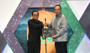 Mewakili Direktur Utama PLN, Darmawan Prasodjo, Vice President ESG dan Safeguard PLN, Imam Muttaqien (kiri) menerima penghargaan dari Direktur Utama IDX Channel Syafril Nasution (kanan) dalam ajang IDX Channel Anugerah ESG 2024 di Jakarta, pada Kamis (25/7).