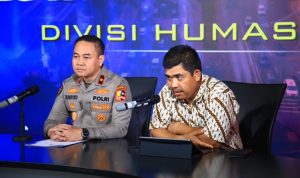 Polri menyebut tersangka terorisme di Batu, Jawa Timur berinisial HOK (19) yang ditangkap beberapa waktu lalu, merupakan simpatisan Daulah Islamiyah yang berafiliasi dengan Islamic State of Iraq and Syria (ISIS). Tersangka juga sudah berbaiat ke ISIS.