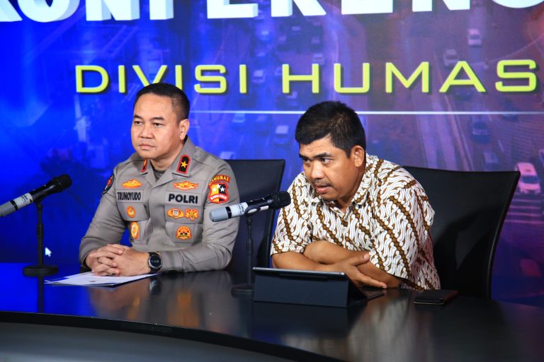 Polri menyebut tersangka terorisme di Batu, Jawa Timur berinisial HOK (19) yang ditangkap beberapa waktu lalu, merupakan simpatisan Daulah Islamiyah yang berafiliasi dengan Islamic State of Iraq and Syria (ISIS). Tersangka juga sudah berbaiat ke ISIS.
