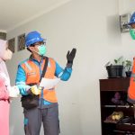 Ilustrasi petugas PLN sedang melayani pelanggan tarif rumah tangga.