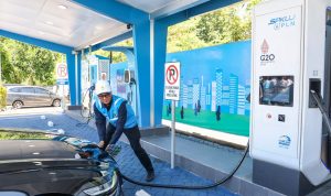 Direktur Utama PLN, Darmawan Prasodjo melakukan pengecekan SPKLU ultra fast charging di rest area km 626B Saradan, Kabupaten Madiun, Jawa Timur. Tersedianya SPKLU di setiap rest area tol Trans Sumatera dan Jawa membuat pengguna kendaraan listrik tidak khawatir dalam melakukan perjalanan jauh.