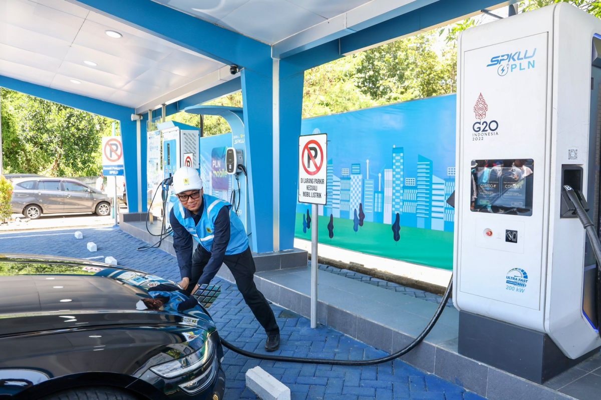 Direktur Utama PLN, Darmawan Prasodjo melakukan pengecekan SPKLU ultra fast charging di rest area km 626B Saradan, Kabupaten Madiun, Jawa Timur. Tersedianya SPKLU di setiap rest area tol Trans Sumatera dan Jawa membuat pengguna kendaraan listrik tidak khawatir dalam melakukan perjalanan jauh.