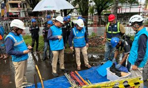 General Manager PLN UID Suluttenggo, Atmoko Basuki (kedua dari kiri) melaksanakan pemeriksaan pada peralatan petugas pelayanan teknik (Yantek) didampingi Senior Manajer Distribusi, Husein Sobri (kanan) dan Manajer PLN UP3 Manado, Mulke Gal Tumanken (ketiga dari kiri).