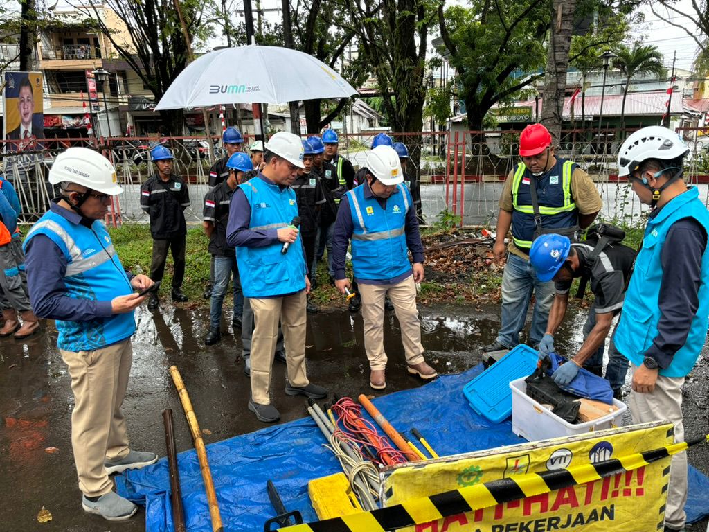 General Manager PLN UID Suluttenggo, Atmoko Basuki (kedua dari kiri) melaksanakan pemeriksaan pada peralatan petugas pelayanan teknik (Yantek) didampingi Senior Manajer Distribusi, Husein Sobri (kanan) dan Manajer PLN UP3 Manado, Mulke Gal Tumanken (ketiga dari kiri).