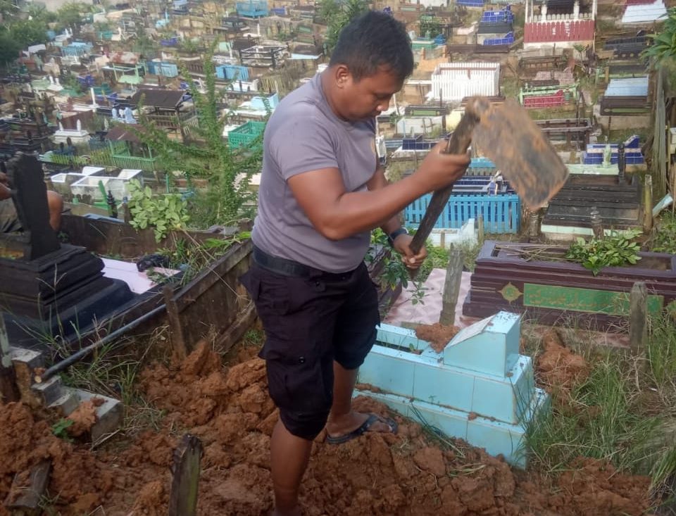 Kadivhumas Polri Irjen. Pol. Sandi Nugroho melakukan menyampaikan apresiasi secara langsung kepada Bripka Joko Hadi Aprianto, S.H. Bintara Polsek Samarinda Hulu.