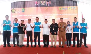 Hari, PT PLN (Persero) bersama Kementerian Energi Sumber Daya Mineral (ESDM) menyalurkan program Bantuan Pasang Baru Listrik (BPBL) di wilayah kelurahan Poris Gaga, Batu Ceper, Tangerang, Banten, Senin (2/9).