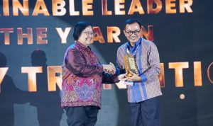 Lestari, Direktur Utama PT PLN (Persero) Darmawan Prasodjo memperoleh penghargaan Sustainable Leader of The Year in Energy Transition di ajang Lestari Award 2024, Rabu (21/08).