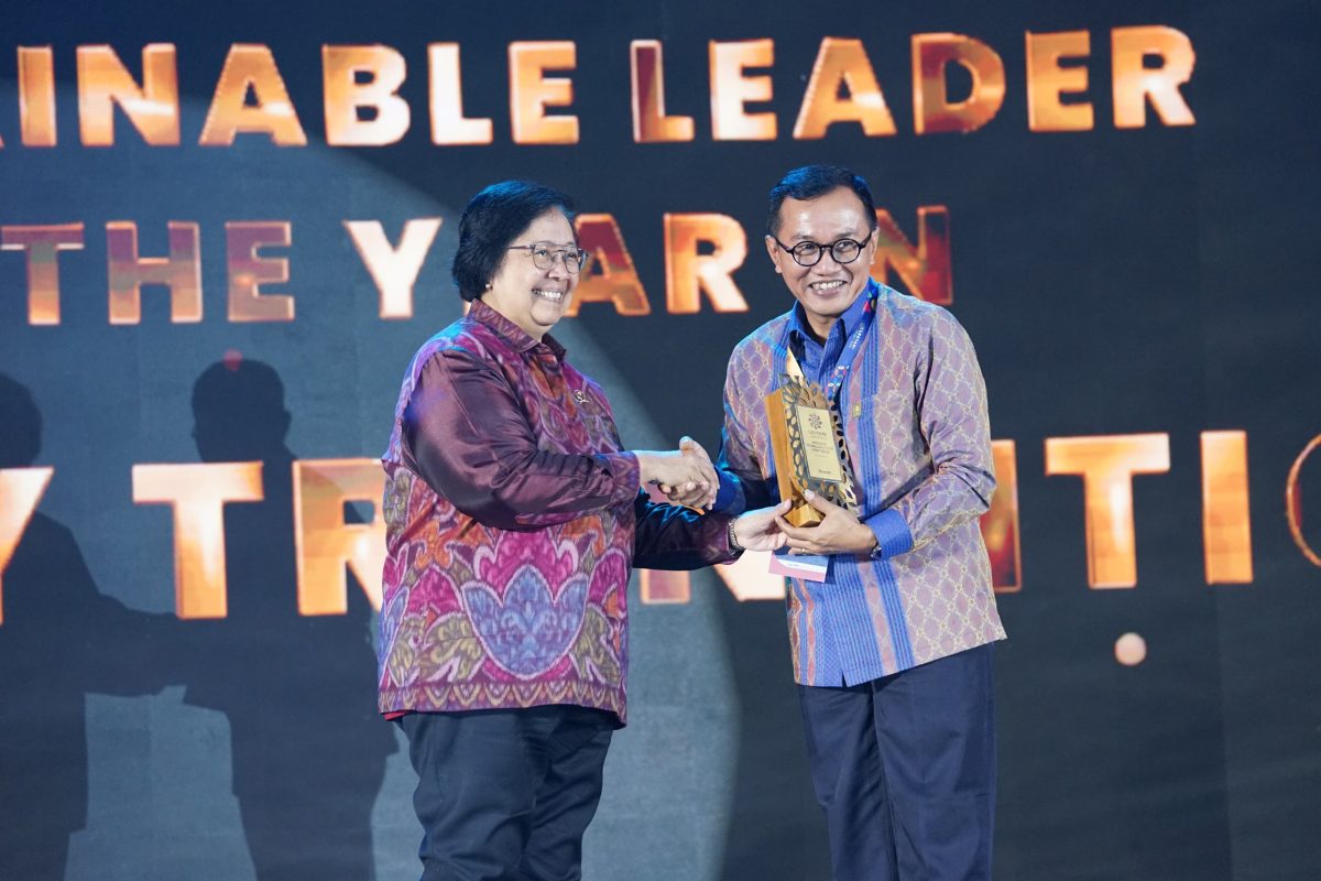 Lestari, Direktur Utama PT PLN (Persero) Darmawan Prasodjo memperoleh penghargaan Sustainable Leader of The Year in Energy Transition di ajang Lestari Award 2024, Rabu (21/08).
