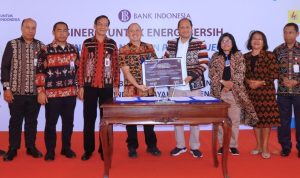 PLN (Persero) menjalin kolaborasi dengan Bank Indonesia (BI) dalam pemanfaatan limbah operasional BI sebagai bahan baku co-firing untuk Pembangkit Listrik Tenaga Uap (PLTU) Bolok di Kupang, Nusa Tenggara Timur (NTT).