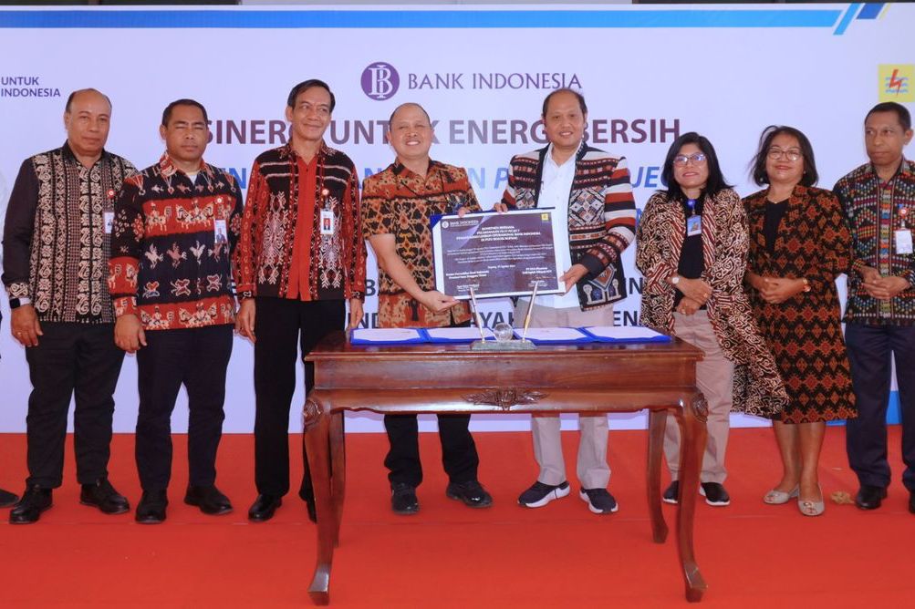 PLN (Persero) menjalin kolaborasi dengan Bank Indonesia (BI) dalam pemanfaatan limbah operasional BI sebagai bahan baku co-firing untuk Pembangkit Listrik Tenaga Uap (PLTU) Bolok di Kupang, Nusa Tenggara Timur (NTT).