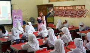 PT PLN (Persero) melalui program Srikandi PLN Movement- Srikandi Sahabat Anak memperingati Hari Anak Nasional dengan menyalurkan bantuan kepada 26 sekolah yang tersebar di seluruh Indonesia.