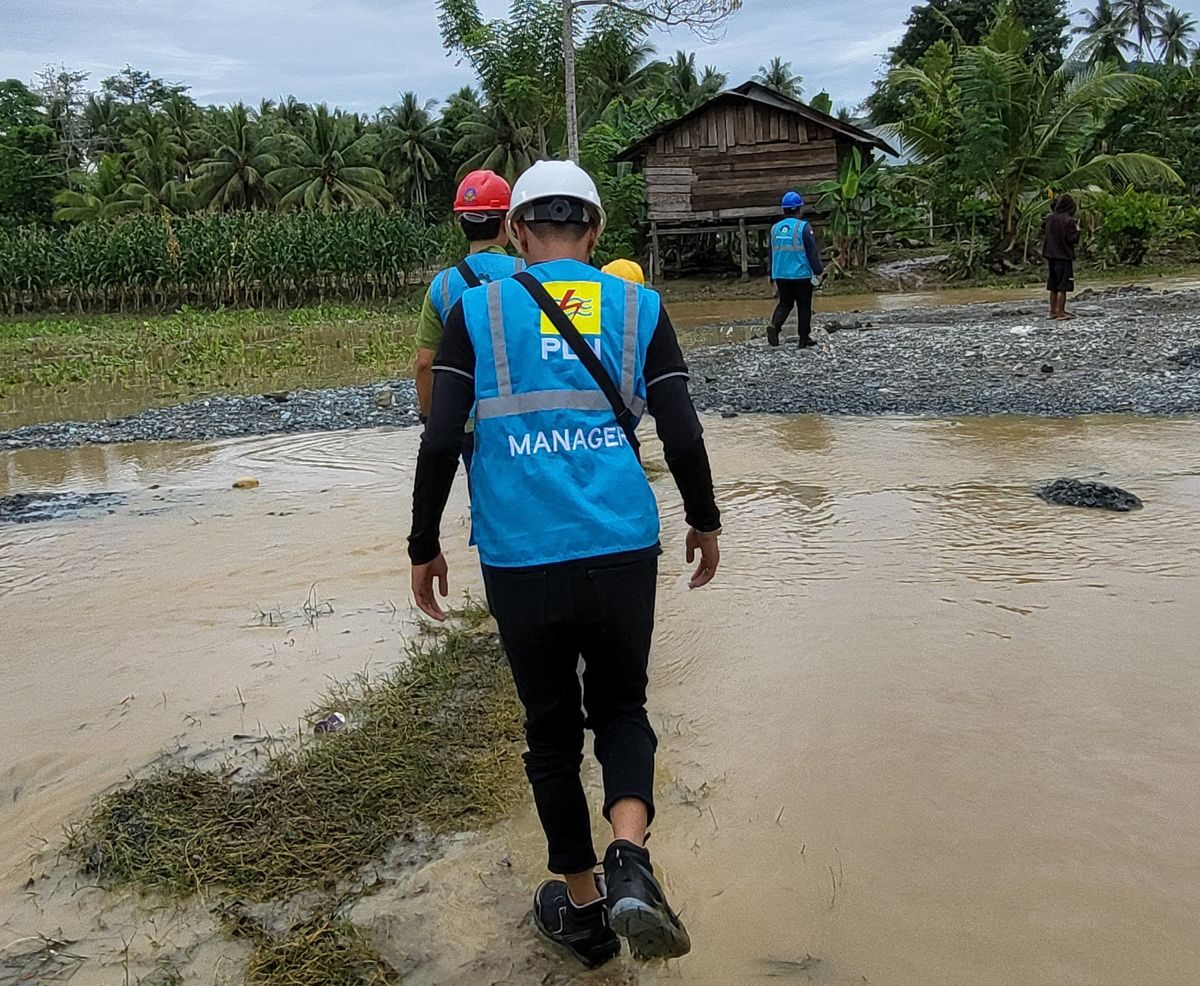 Petugas PLN Bahu Membahu Percepat Pemulihan Jaringan Listrik Karena Cuaca Ekstrim di Sulteng