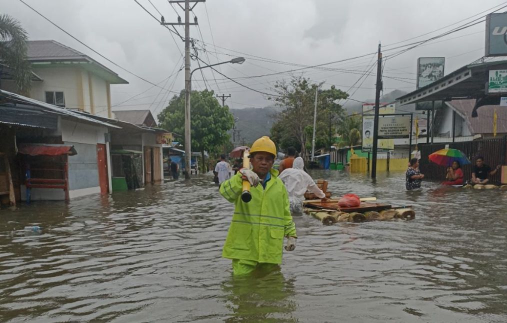 PLN Sigap Amankan Instalasi Listrik dan Keselamatan Warga Saat Banjir Gorontalo