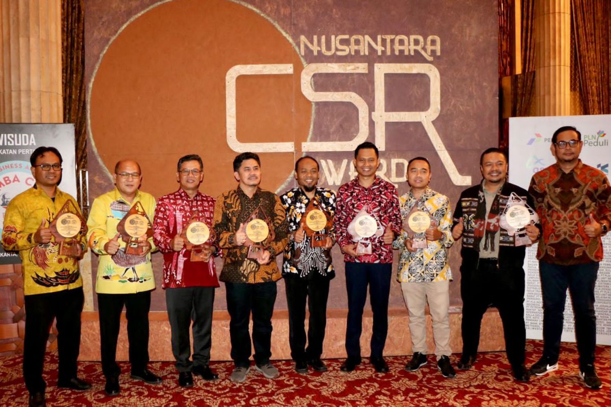 PLN Direktur Utama PT PLN (Persero) Darmawan Prasodjo dinobatkan sebagai Pemimpin Transformasi Bisnis Berkelanjutan dalam ajang Nusantara Corporate Social Responsibility (CSR) Awards 2024 yang digelar La Tofi School of Social Responsibility di Hotel Indonesia Kempinski, Jakarta, Rabu (17/7).