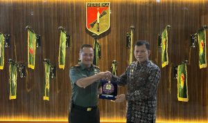 Pertemuan strategis antara General Manager PLN Unit Induk Distribusi Sulawesi Utara, Tengah, dan Gorontalo (UID Suluttenggo), Atmoko Basuki (kanan) melaksanakan pertemuan dengan Pangdam XIII Merdeka Mayjen TNI Candra Wijaya, M.A diharapkan makin memperkuat kolaborasi antara kedua instansi untuk menciptakan pelayanan yang makin baik untuk masyarakat (17/10).