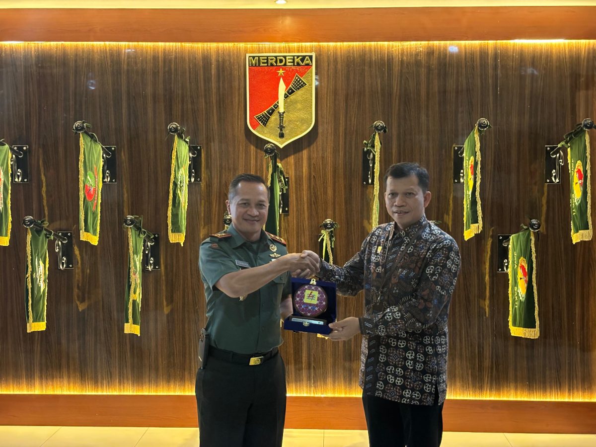 Pertemuan strategis antara General Manager PLN Unit Induk Distribusi Sulawesi Utara, Tengah, dan Gorontalo (UID Suluttenggo), Atmoko Basuki (kanan) melaksanakan pertemuan dengan Pangdam XIII Merdeka Mayjen TNI Candra Wijaya, M.A diharapkan makin memperkuat kolaborasi antara kedua instansi untuk menciptakan pelayanan yang makin baik untuk masyarakat (17/10).