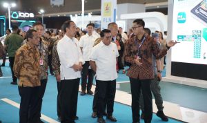 Presiden Jokowi Kunjungi Booth PT PLN Disambut Dirut Darmawan