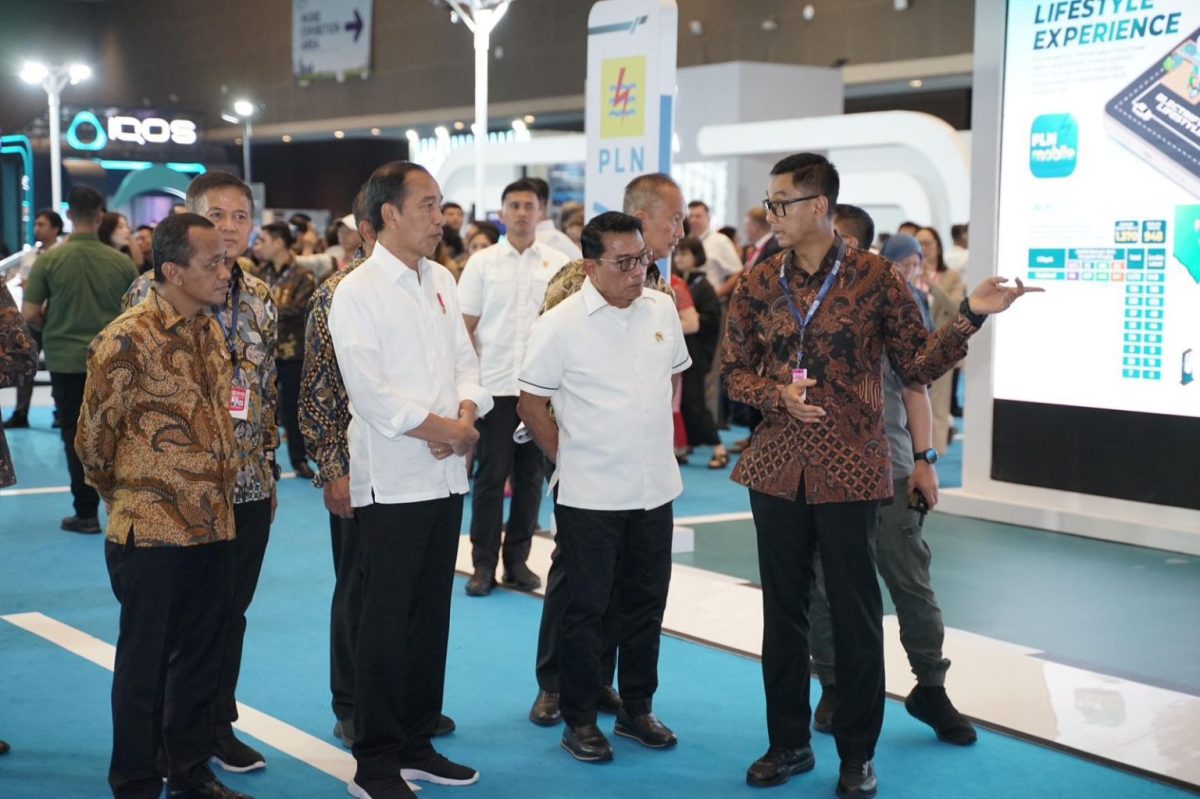 Presiden Jokowi Kunjungi Booth PT PLN Disambut Dirut Darmawan