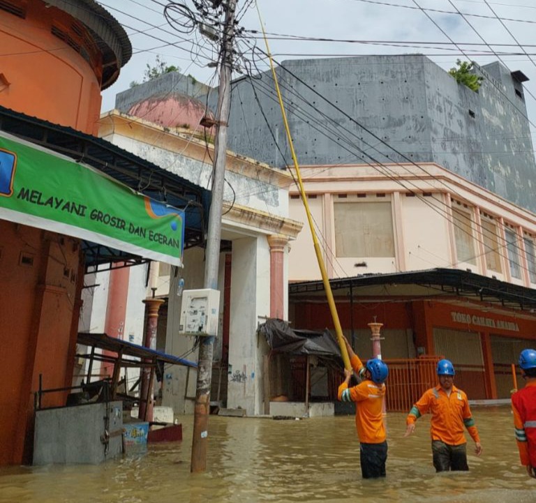 PLN Terjunkan 91 Personil Pulihkan Pasokan Listrik Terdampak Banjir Gorontalo