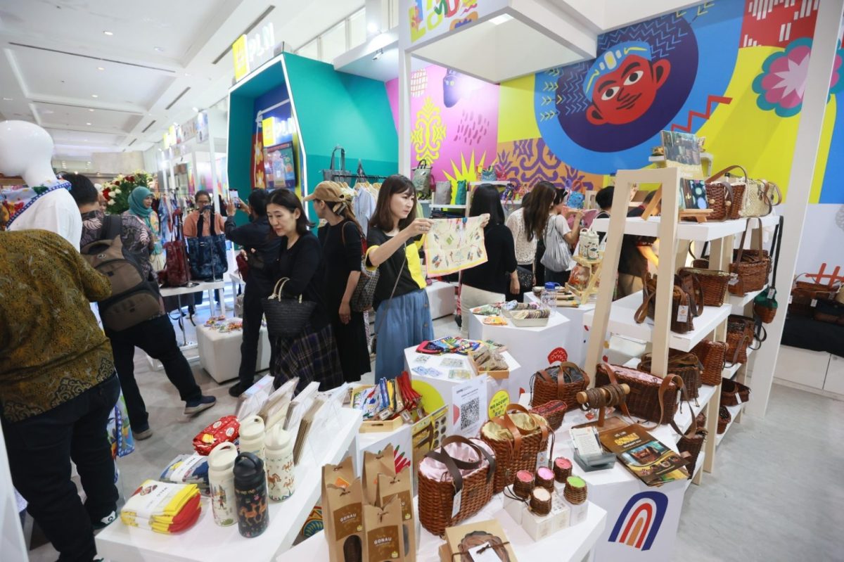 Tampilkan produk menarik, booth PLN jadi magnet pengunjung di INACRAFT 2024.