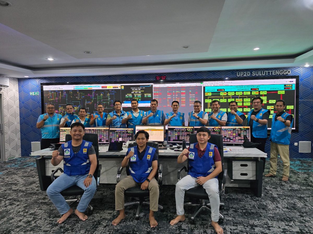 General Manager Atmoko Basuki dan Manager UP2D Suluttengo bersama jajaran manajemen lainnya memantau langsung Sistem Kelistrikan selama pelaksanaan Pemilihan Kepala Daerah (Pilkada) Serentak 2024 pada 27 November 2024.
