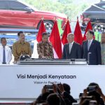 Presiden RI Joko Widodo meresmikan pabrik baterai PT Hyundai LG Indonesia (HLI) Green Power di Karawang, Jawa Barat pada Rabu (3/7).