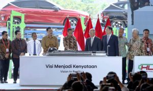 Presiden RI Joko Widodo meresmikan pabrik baterai PT Hyundai LG Indonesia (HLI) Green Power di Karawang, Jawa Barat pada Rabu (3/7).
