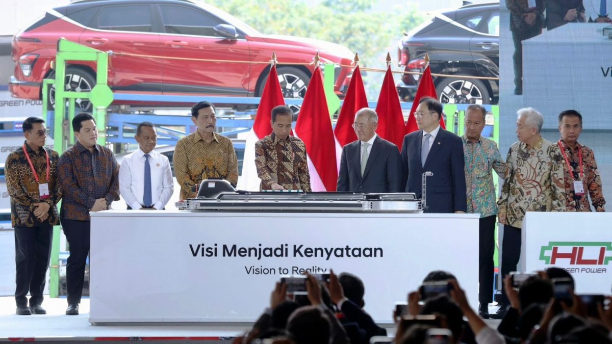 Presiden RI Joko Widodo meresmikan pabrik baterai PT Hyundai LG Indonesia (HLI) Green Power di Karawang, Jawa Barat pada Rabu (3/7).