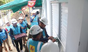 PT PLN (Persero) berhasil menghadirkan listrik di Desa Laotongan dengan memanfaatkan energi baru terbarukan (EBT).
