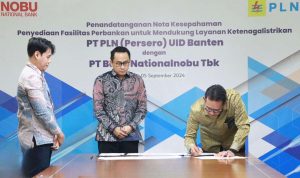 PLN UID Banten, Moch. Andy Adchaminoerdin (kanan) dan Chief Operating Officer PT Bank Nasional Nobu Tbk, Steve Marciano Joe (tengah), menandatangani Nota Kesepahamanan tentang Penyediaan Fasilitas Perbankan untuk Mendukung Layanan Ketenagalistrikan. (Dok. PLN UID Banten)