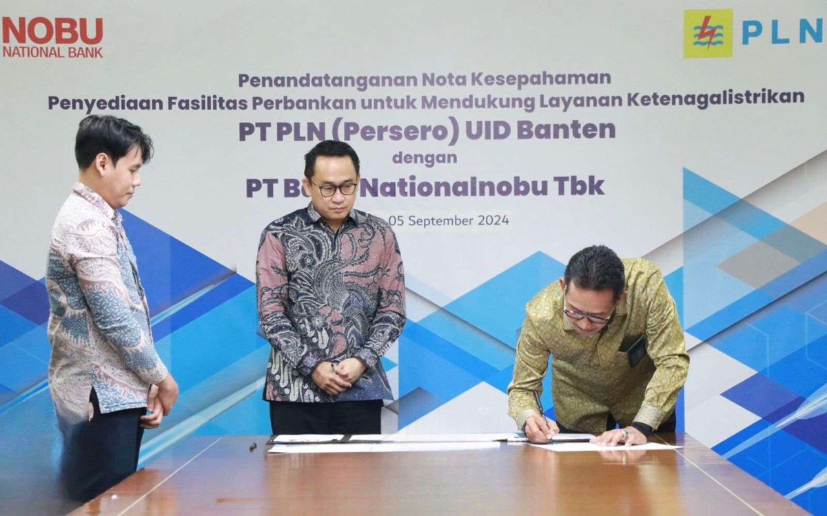 PLN UID Banten, Moch. Andy Adchaminoerdin (kanan) dan Chief Operating Officer PT Bank Nasional Nobu Tbk, Steve Marciano Joe (tengah), menandatangani Nota Kesepahamanan tentang Penyediaan Fasilitas Perbankan untuk Mendukung Layanan Ketenagalistrikan. (Dok. PLN UID Banten)
