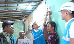 Donasi Pegawai PLN Nyalakan 7.357 Listrik Gratis bagi Keluarga Kurang Mampu