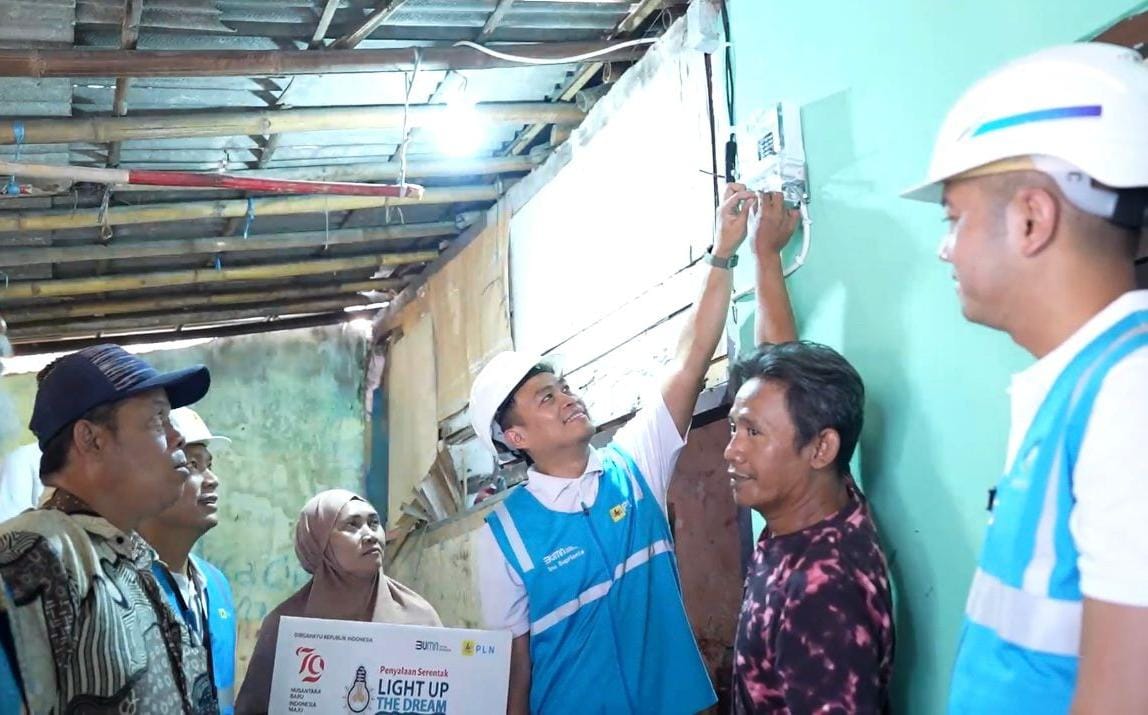 Donasi Pegawai PLN Nyalakan 7.357 Listrik Gratis bagi Keluarga Kurang Mampu